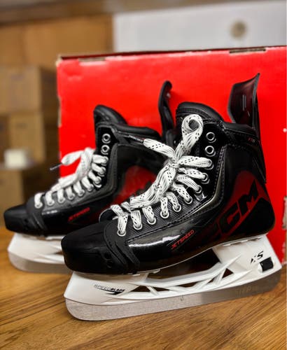 CCM Jetspeed FT8 - Senior 9 (Like New)