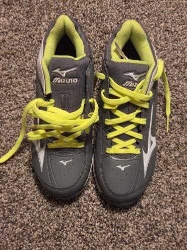 Gray Women's Adult Size M 5.5 (W 6.5) Mizuno Low Top Metal (New)
