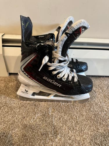 Black 2025 Bauer Vapor Fly40 Hockey Skates Size 5 (Used)