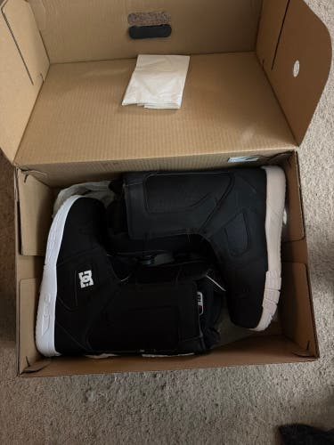Women’s 8.5 DC Phase BOA Snowboard Boots (New)