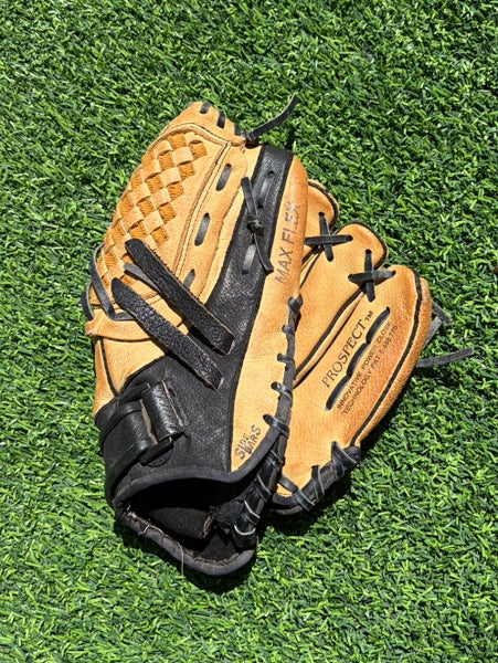 2005 Bradley Next Play RH Infield Baseball Glove (Used)