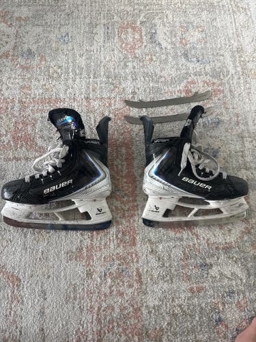 Black/White 2025 Bauer Vapor Flylite Hockey Skates Regular Width Size 3 (Used)