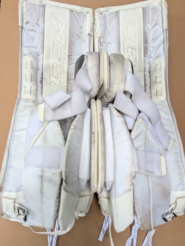 28" CCM Extreme Flex 5.5 Goalie Leg Pads (Used)