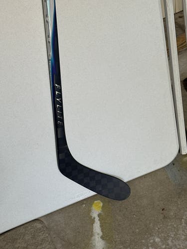 Youth Bauer Vapor Flylite Left Hand Hockey Stick P28 65 Flex (New)