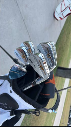 Men's Wilson Pro Staff Right Handed Iron Set Stiff Flex (8 Clubs) #4 - #9, PW, GW 35.5" (Used)