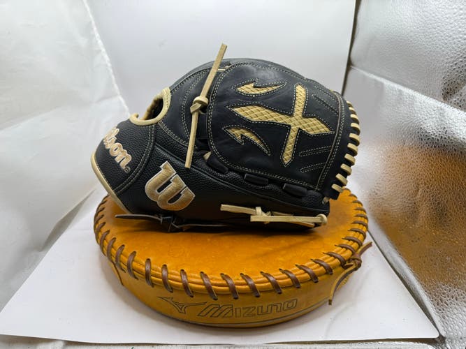 Pitcher's RH Wilson A2000 B2 Baseball Glove 12" (Used)