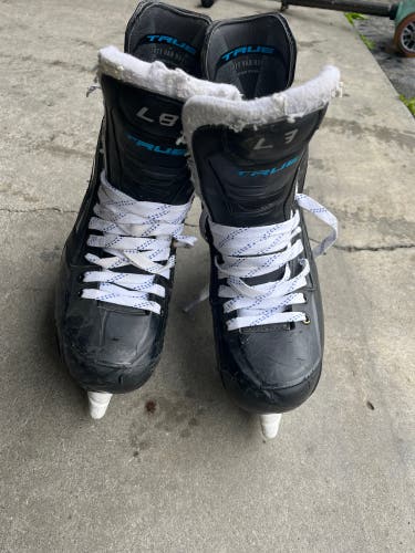 True Pro Custom Hockey Skates Regular Width 9.5 (Used)