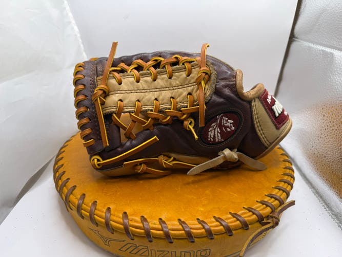 Pitcher's LH Nokona S-200 Baseball Glove 11.25" (Used)