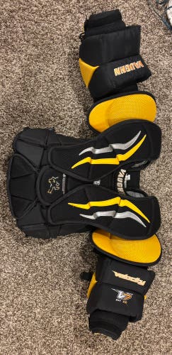 Small Vaughn Velocity V7 XF Int Goalie Chest Protector (Used)