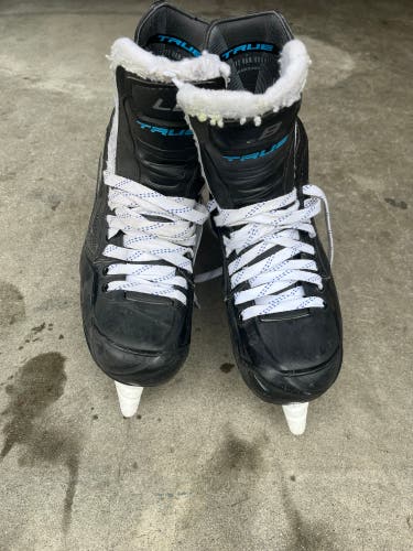 True Pro Custom Hockey Skates Regular Width 9.5 (Used)