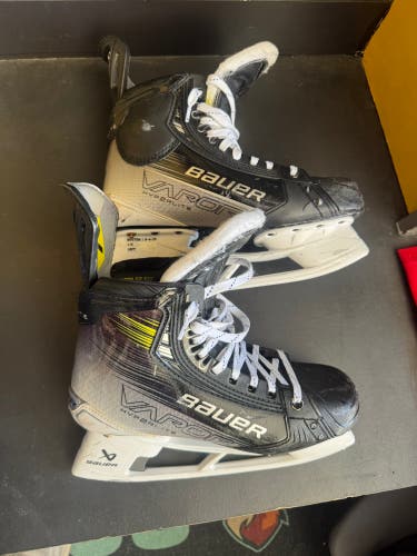Bauer Vapor Hyperlite 2 Hockey Skates Pro Stock 8.5 (Used)