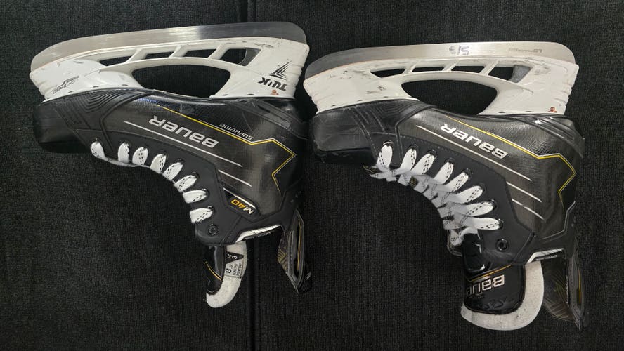 Black 2024 Bauer Supreme M40 Hockey Skates 8.5 (Used)