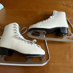 Mint Condition  American Athletic GIRLS TRICOT LINED FIGURE ICE SKATE