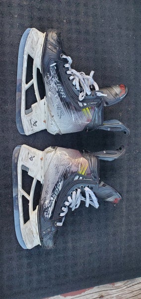 Bauer Vapor Hyperlite 2 Hockey Skates 6.5 Fit 2. 2 sets of steel.(Used)