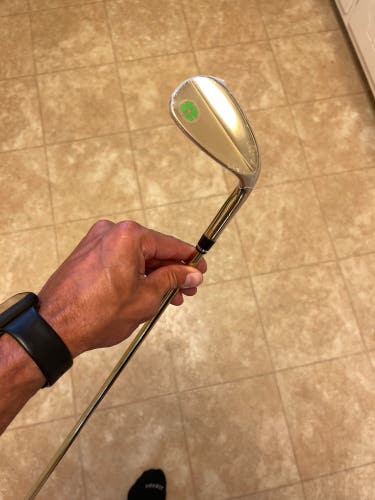 Right Handed gold Wedge 52 Degree Steel Shaft (New)