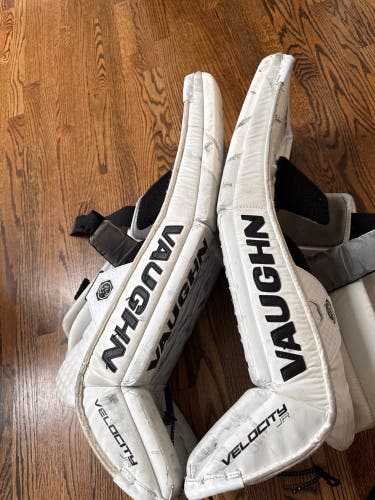 28" Vaughn Velocity V10 Goalie Leg Pads (Used)