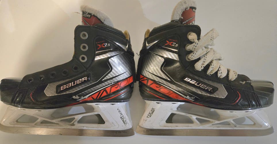 Bauer Vapor X2.9 Hockey Goalie Skates Size 2.5 D junior (Used)