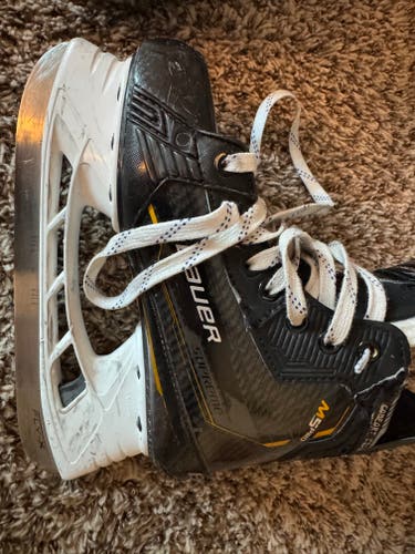 Black Bauer Supreme M5 Pro Hockey Skates Size 4 (Used)