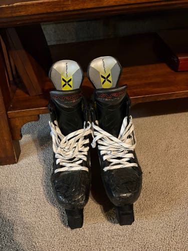 2023 Bauer Vapor Hyperlite 2 Hockey Skates Regular Width 10 (Used)