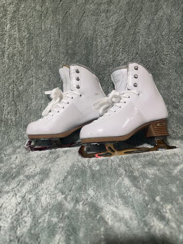 White Jackson Ultima Entre Figure Skates Junior 2.5 I Ultima Legacy 7 8" (Used)