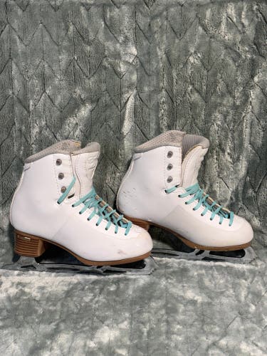 White Jackson Ultima Figure Skates Junior 3.5 (Used)