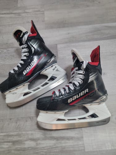 Black 2025 Bauer Vapor 4 Hockey Skates Regular Width (Used)