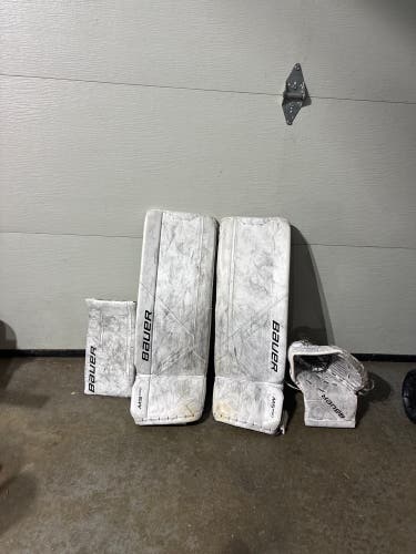 32"+ Bauer M5 Pro Goalie Full Set (Used)