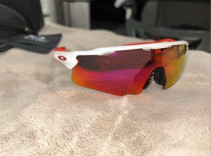 Unisex One Size Fits All Oakley Radar EV Sunglasses (New)
