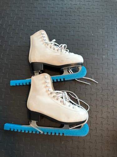 American Figure Skates B Adult 5 (Used)