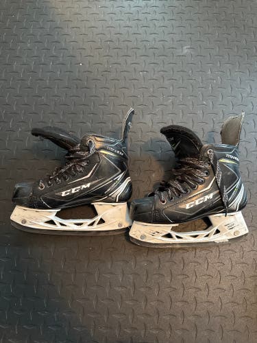 CCM Ribcor Hockey Skates Regular Width Size 2.5 (Used)