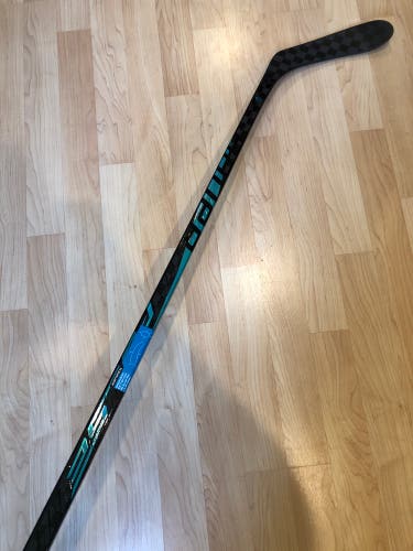 Junior Bauer Pulse Hockey Stick Right Handed P28 40 Flex (New)