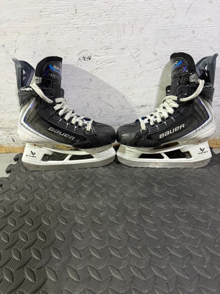 Black/White Bauer Vapor Flylite Hockey Skates Regular Width Size 1.5 (Used)