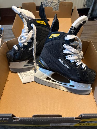Bauer Supreme 140 Hockey Skates Regular Width 8 (Used)