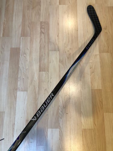Junior Bauer Vapor Flylite Hockey Stick Left Hand P28 30 Flex (Used)