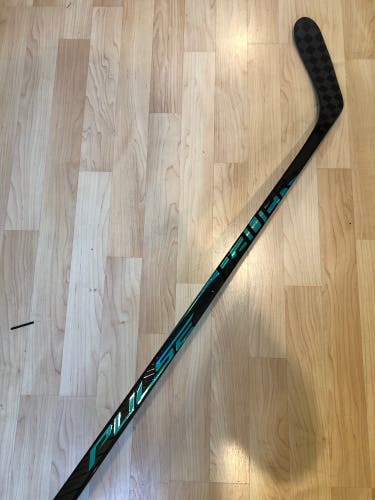 Junior Bauer Pulse Hockey Stick Left Hand 30 Flex P28 (New)