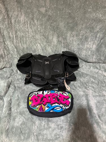 Medium Youth Xenith Flyte 2 Shoulder Pads with Battle Back Plate (Used)