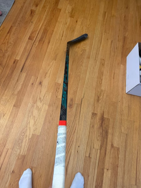 Bauer Pulse Right Handed Hockey Stick P28 65 Flex (New)