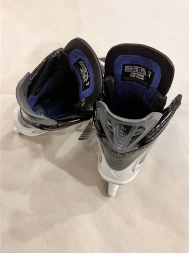 2025 Bauer Vapor Flylite Hockey Skates Regular Width Size 5.5 (New) with ti blades