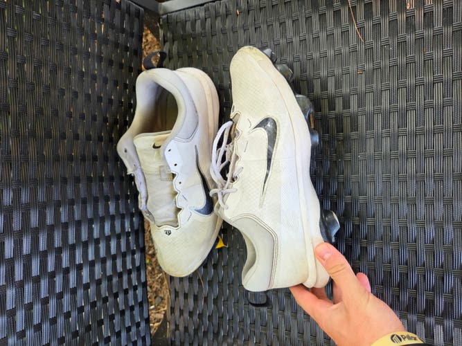 White Men's Size M 10.0 (W 11.0) Adult Nike Low Top Trout Molded Cleats (Used)