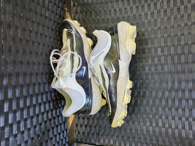 White Size M 11.5 (W 12.5) Adult Nike Molded Cleats (Used)