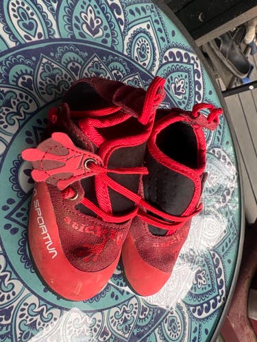 Red Unisex 8K (Toddler) Youth La Sportiva Shoes (Used)