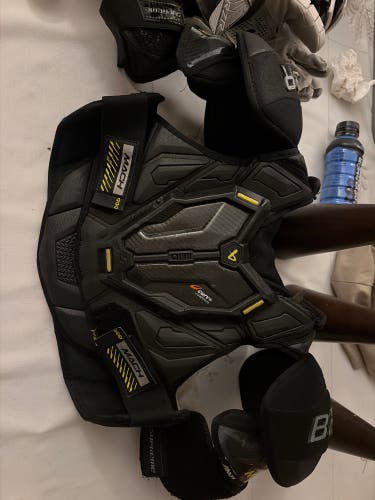 Men's Large Intermediate Bauer Supreme Mach Shoulder Pads (Used)