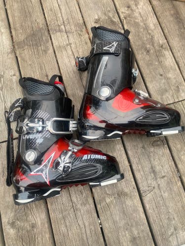 Mondo 26 & 26.5 Atomic Ski Boots Livefit 90 (Used)