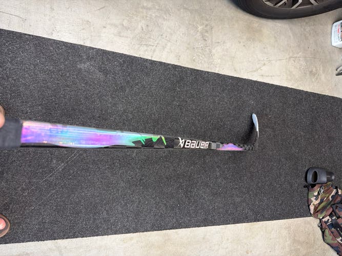 Intermediate Bauer Vapor Flylite Right Handed Hockey Stick PP28 55 Flex (Used)
