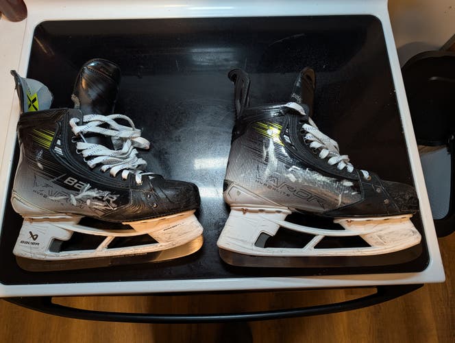 Bauer Vapor Hyperlite 2 Hockey Skates Fit 2 size 9 (Used)