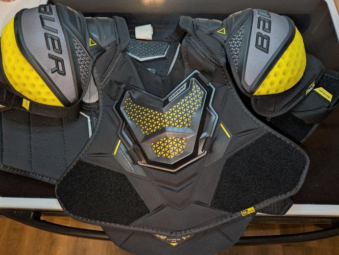 XL Senior Bauer Supreme Ultrasonic Shoulder Pads (Used)
