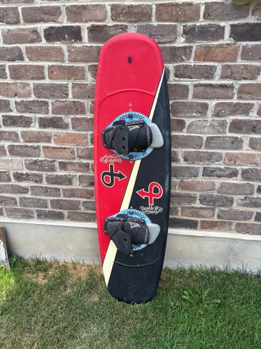 Wakeboard: DoubleUp branded wakeboard, 142cm. 
Bindings: Large