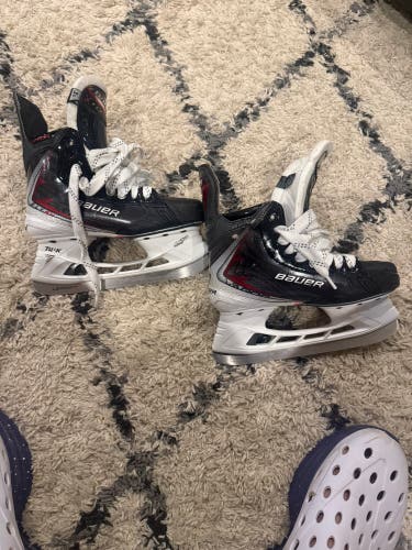 2025 Bauer Vapor Fly40 Hockey Skates Regular Width Size 3.5 (Used)