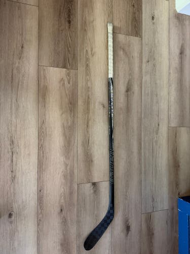 Junior Bauer Twitch Right Handed Hockey Stick 30 Flex (Used)