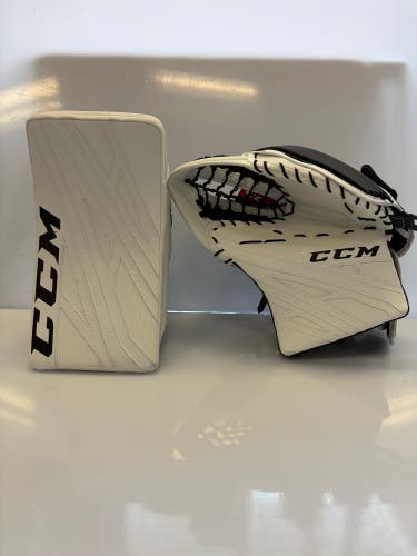 CCM EFlex 4.9 Glove and Blocker Set Regular (New)